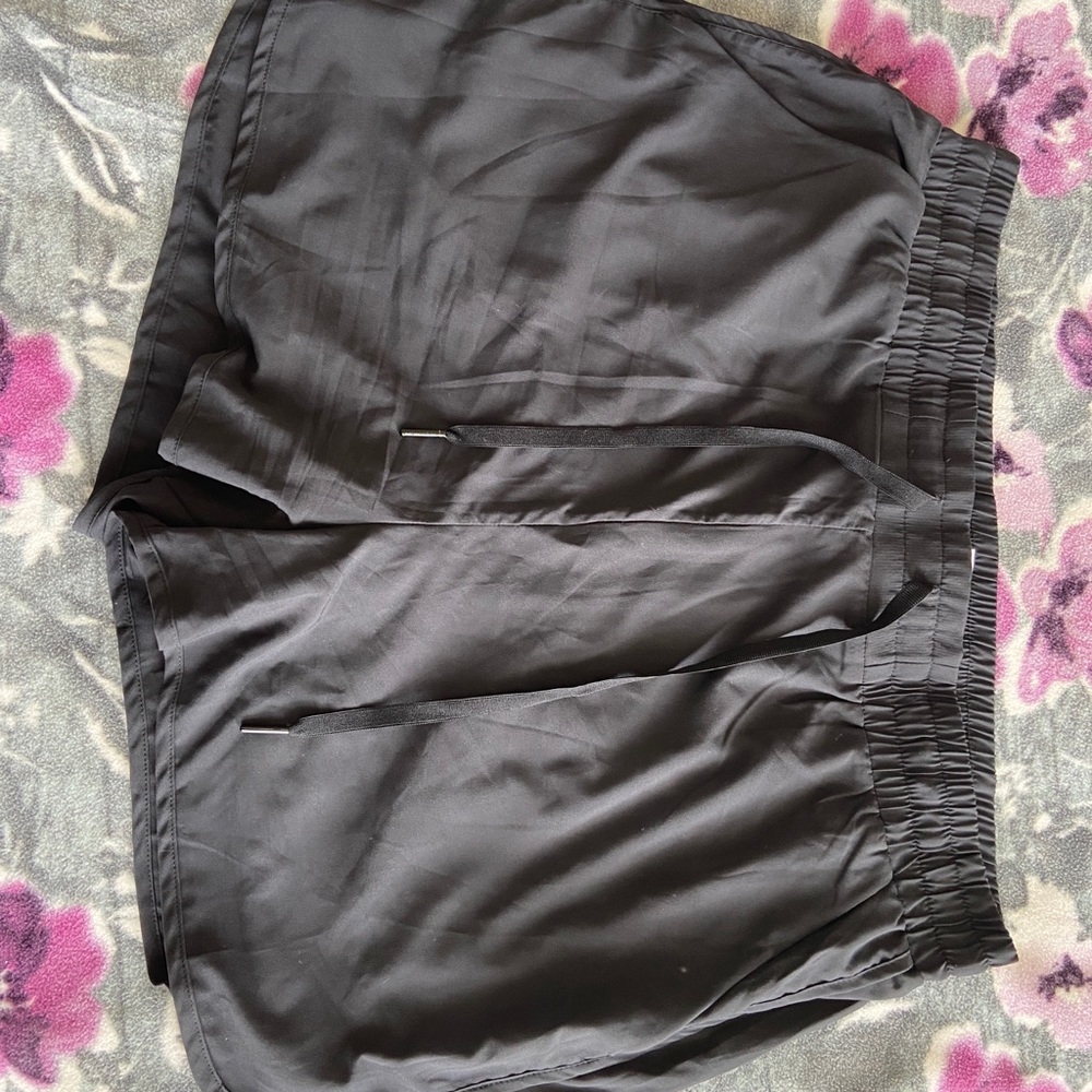 Buffbunny Flo short V2 never been worn